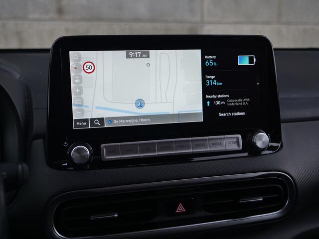 Hyundai Kona EV Premium Sky 64 kWh | schuifdak | leder | krell sound | slechts 36.000km..