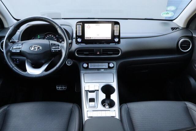 Hyundai Kona EV Premium 64 kWh | SOH 90,7% | Stoelverwarming-ventilatie | Trekhaak | Head-up display | Camera