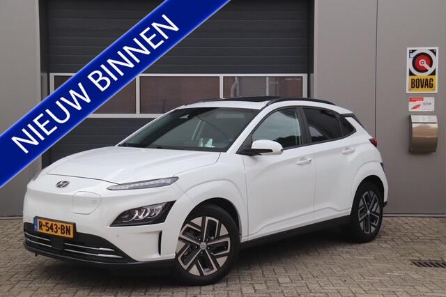 Hyundai Kona EV Premium Sky 64 kWh, Schuifdak, Stoelverwarming/Verkoeling, Stuurverwarmd, Carplay, Camera, Navi, SOH 98,3%