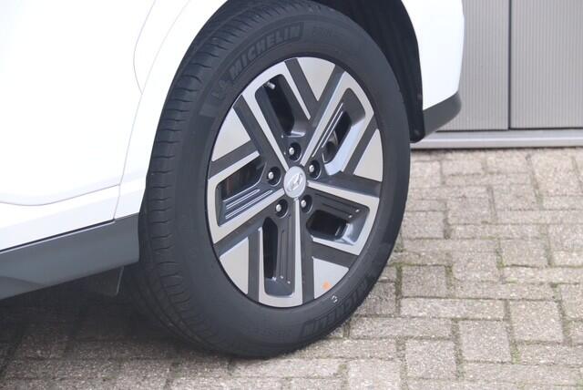 Hyundai Kona EV Premium Sky 64 kWh, Schuifdak, Stoelverwarming/Verkoeling, Stuurverwarmd, Carplay, Camera, Navi, SOH 98,3%