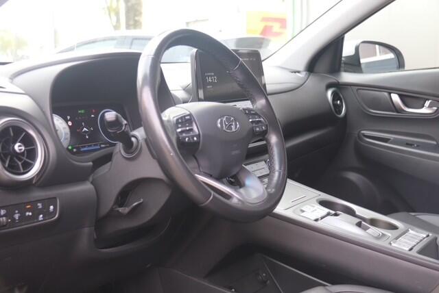 Hyundai Kona EV Premium Sky 64 kWh, Schuifdak, Stoelverwarming/Verkoeling, Stuurverwarmd, Carplay, Camera, Navi, SOH 98,3%