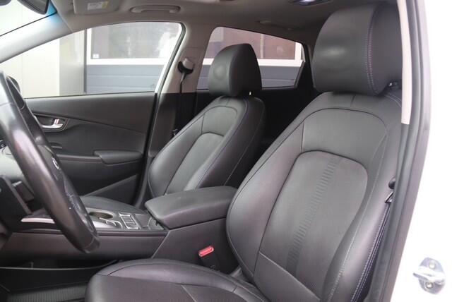 Hyundai Kona EV Premium Sky 64 kWh, Schuifdak, Stoelverwarming/Verkoeling, Stuurverwarmd, Carplay, Camera, Navi, SOH 98,3%