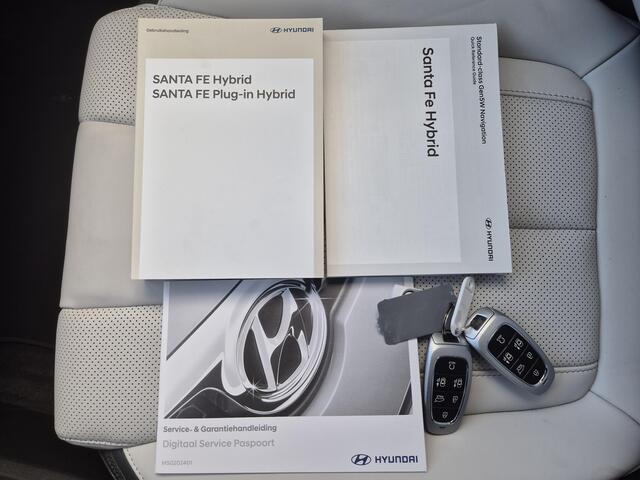 Hyundai SANTA FE 1.6 T-GDI HEV Premium Plus Sky 7p. Automaat / HUD / 7 Persoons / Allseason banden / Trekgewicht 1650 Kg / Stuur-, Stoel en Achterbankverwarming / Elektrische achterklep / Glazen schuif- en kanteldak / Stoelventilatie /