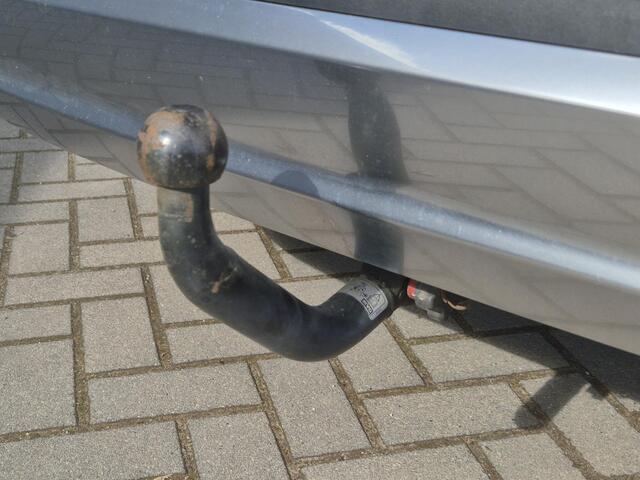 Hyundai SANTA FE 1.6 T-GDI PHEV Premium Plus Sky Automaat 5P. / Fabrieksgarantie tot 11-2027 / Trekhaak afneembaar / Dealer onderhouden / Trekgewicht 1.350 kg / head-up display / Panorama schuifdak / Stuur-, stoel- en achterbankverwarming / Apple Carplay Android / Rondomz