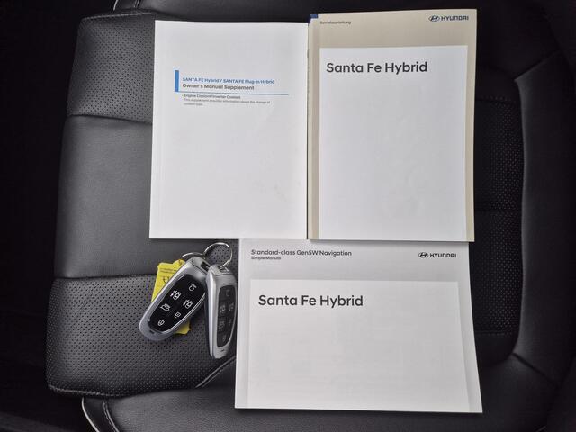 Hyundai SANTA FE 1.6 T-GDI HEV 4WD Premium Sky / Dealer onderhouden / Glazen schuif- en kanteldak / Head Up Display / Trekgewicht 1650 kg / Stuur- Stoel & Achterbank verwarming / Elektrische achterklep / Rondomzicht camera / Stoelventilatie / Adaptief cruise control /