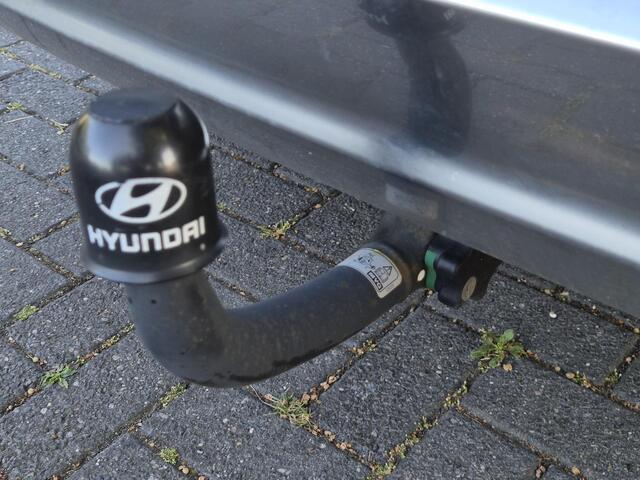 Hyundai SANTA FE 1.6 T-GDI PHEV Premium Plus Sky / SOH 100% / Dealer onderhouden / Fabrieksgarantie tot 06-2027 / Trekgewicht 1350 kg / Head Up Display / Elektrische achterklep / Rondomzicht camera / Stuur- Stoel & Achterbank verwarming / Glazen schuif- en kanteldak /