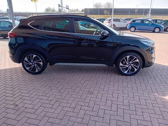 Hyundai TUCSON 1.6 T-GDI Premium Automaat, Airco(automatisch), Carplay/Android auto, Navigatie, Bluetooth, Cruise control, Pano/Schuif kantel dak, Stoelverwarming, Stuurwiel verwarmd, Parkeersensoren, Camera, Regensensor, Dimlicht automatisch, Elektrische ramen en spieg