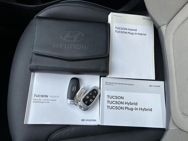 Hyundai TUCSON 1.6 T-GDI PHEV Premium Sky 4WD / 100% Dealer onderhouden / Trekgewicht 1.350 kg / Elektrisch Glazen schuif- en kanteldak / Elektrische achterklep / Camera 360° / Apple Carplay & Android Auto / Stuur- en stoelverwarming voor en achter / Stoelverkoeling / K