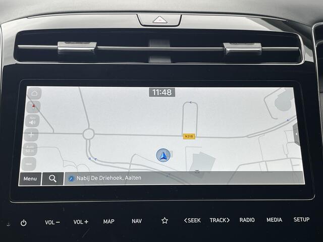 Hyundai TUCSON 1.6 T-GDI HEV 230pk Premium Sky Automaat / Trekgewicht 1.650 kg / Elektrisch Glazen schuif- en kanteldak / Elektrische achterklep / Achteruitrij camera / Apple Carplay & Android Auto / Stuur- en stoelverwarming voor en achter / Stoelverkoeling / Krell Sou