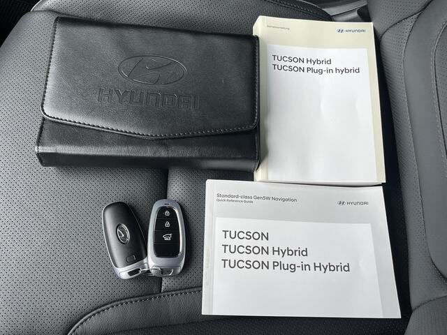 Hyundai TUCSON 1.6 T-GDI HEV 230pk Premium Sky Automaat / Trekgewicht 1.650 kg / Elektrisch Glazen schuif- en kanteldak / Elektrische achterklep / Achteruitrij camera / Apple Carplay & Android Auto / Stuur- en stoelverwarming voor en achter / Stoelverkoeling / Krell Sou