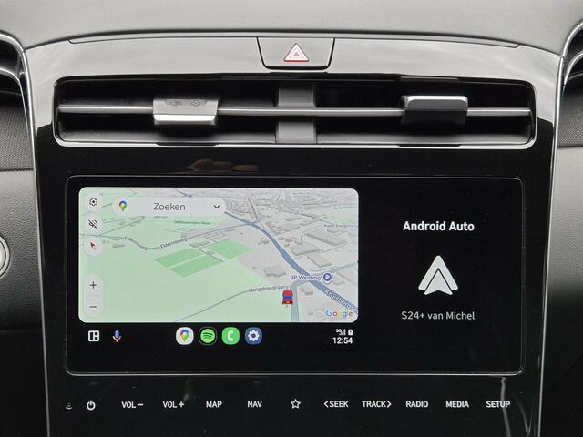 Hyundai TUCSON 1.6 T-GDI HEV 230 pk Premium Sky Automaat / 1650kg Trekgewicht / Glazen schuif- en kanteldak / Stuur- en Stoelverwarming / Adaptief cruise control / Stoelventilatie voor / Rondomzicht camera / Elektrische bedienbare achterklep /