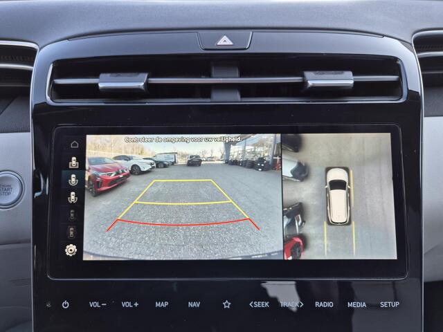 Hyundai TUCSON 1.6 T-GDI PHEV Premium Sky 4WD Automaat / Plug-in / Glazen schuif- en kanteldak / Trekgewicht 1350 kg / Elektrische achterklep / Rondomzicht camera / Stuur-, en Stoelverwarming / Stoelventilatie /