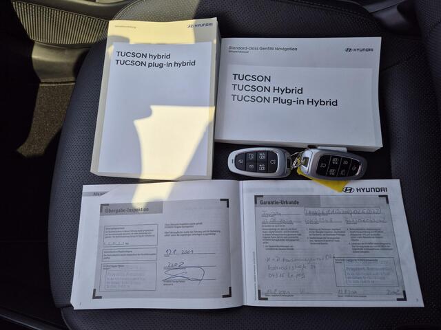 Hyundai TUCSON 1.6 T-GDI PHEV Plug-in Premium Sky 4WD Automaat / Glazen schuif- en kanteldak / Adaptief CC / Stuur- en Stoelverwarming / Rondom zicht camera / Elektrische achterklep / Stoelventilatie voor /