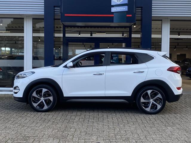 Hyundai TUCSON 1.6 T-GDi Premium 4WD / Automaat / Open-Panodak / Stoelverwarming V+A / Stuurverwarming / Cruise-Control / Climate-Control / Trekhaak / Keyless / LED / Elektr.-Stoelen / Elektr.-Achterklep / DAB Radio-Bluetooth / Navi / PDC V+A met Camera / 19'' LMV / ENZ
