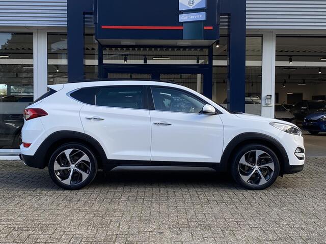 Hyundai TUCSON 1.6 T-GDi Premium 4WD / Automaat / Open-Panodak / Stoelverwarming V+A / Stuurverwarming / Cruise-Control / Climate-Control / Trekhaak / Keyless / LED / Elektr.-Stoelen / Elektr.-Achterklep / DAB Radio-Bluetooth / Navi / PDC V+A met Camera / 19'' LMV / ENZ