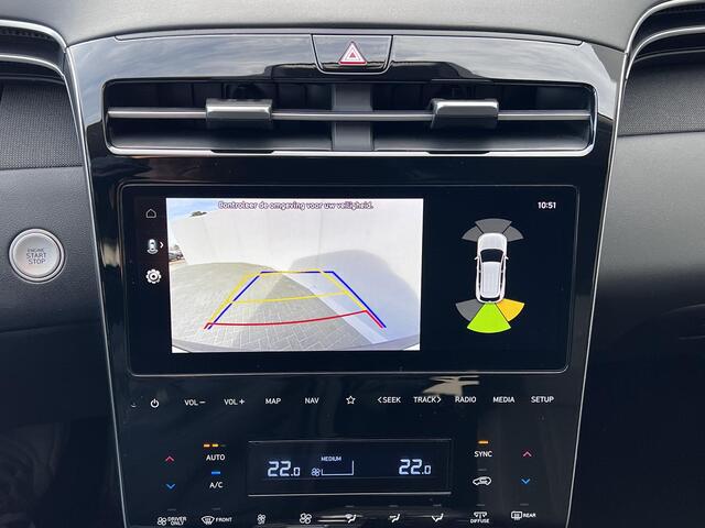 Hyundai TUCSON 1.6 T-GDI HEV Comfort Smart Automaat / Fabrieksgarantie tot 02-2028 ** / Dealer onderhouden / Navigatie / Achteruitrijcamera / Stuur- en stoelverwarming / Apple Carplay Android / 19" LM + All Season banden /