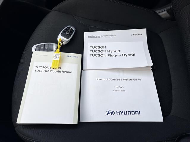 Hyundai TUCSON 1.6 T-GDI HEV Comfort Smart Automaat / Fabrieksgarantie tot 02-2028 ** / Dealer onderhouden / Navigatie / Achteruitrijcamera / Stuur- en stoelverwarming / Apple Carplay Android / 19" LM + All Season banden /