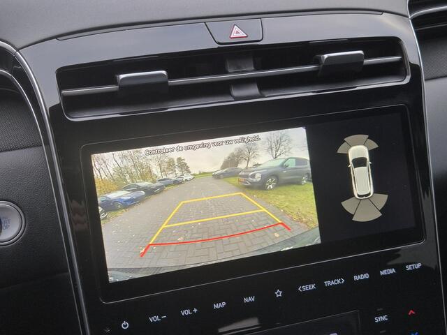 Hyundai TUCSON 1.6 T-GDI PHEV Plug-in Comfort Smart 4WD Automaat / Accu SOH 100% / Fabrieksgarantie tot 10-2026 / Dealer onderhouden / Trekgewicht 1350 kg / EAER bereik 62 km bereik stad 74 km / Apple Carplay Android Auto / Adaptief CC /