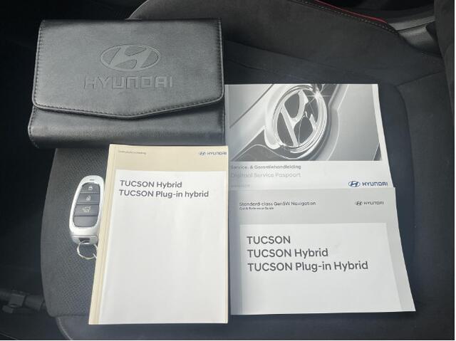 Hyundai TUCSON 1.6 T-GDI PHEV Comfort Smart 4WD / Vaste Trekhaak 13-polig (Trekgewicht 1.350kg) / Achteruitrijcamera / Stuur- en Stoelverwarming / Climate Control / Adaptieve Cruise Control / Apple Carplay & Android Auto / Keyless Entry & Start / Navigatie full map / E