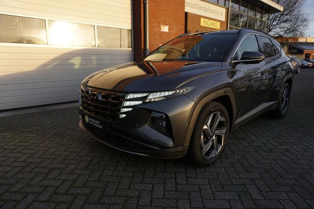 Hyundai TUCSON 1.6 T-GDI HEV PREMIUM SKY VOL LUXE KEURIGE NETTE STAAT 360CAMERA PANORAMADAK AFN.TREKHAAK LEDER STOELKOELING+VERWARMING STUURVERWARMING 19INCH ADAPTIEVE CRUISE ANDROID/APPLECARPLAY NAVI ELECTR.KLEP ELECTR.STOELEN+MEMORY ENZ...