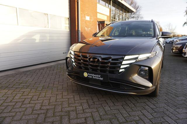 Hyundai TUCSON 1.6 T-GDI HEV PREMIUM SKY VOL LUXE KEURIGE NETTE STAAT 360CAMERA PANORAMADAK AFN.TREKHAAK LEDER STOELKOELING+VERWARMING STUURVERWARMING 19INCH ADAPTIEVE CRUISE ANDROID/APPLECARPLAY NAVI ELECTR.KLEP ELECTR.STOELEN+MEMORY ENZ...