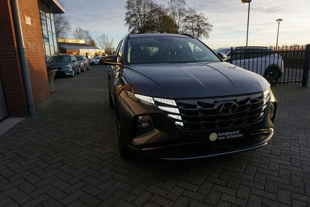 Hyundai TUCSON 1.6 T-GDI HEV PREMIUM SKY VOL LUXE KEURIGE NETTE STAAT 360CAMERA PANORAMADAK AFN.TREKHAAK LEDER STOELKOELING+VERWARMING STUURVERWARMING 19INCH ADAPTIEVE CRUISE ANDROID/APPLECARPLAY NAVI ELECTR.KLEP ELECTR.STOELEN+MEMORY ENZ...