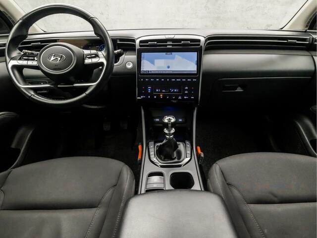 Hyundai TUCSON 1.6 T-GDI MHEV Sport (VIRTUAL COCKPIT, APPLE CARPLAY, GROOT NAVI, KEYLESS, CAMERA, SPORTSTOELEN, STOELVERWARMING, GETINT GLAS, TREKHAAK, NIEUWSTAAT)