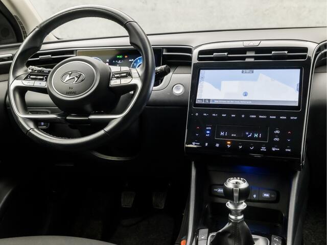 Hyundai TUCSON 1.6 T-GDI MHEV Sport (VIRTUAL COCKPIT, APPLE CARPLAY, GROOT NAVI, KEYLESS, CAMERA, SPORTSTOELEN, STOELVERWARMING, GETINT GLAS, TREKHAAK, NIEUWSTAAT)