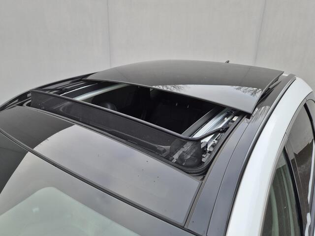 Hyundai TUCSON 1.6 T-GDI HEV Premium Sky Automaat / Allseason banden / Trekgewicht 1650 kg / Elektrische achterklep / Glazen schuif- en kanteldak / Stuur-, Stoel en Achterbank verwarming / Adaptief CC / Stoelventilatie /