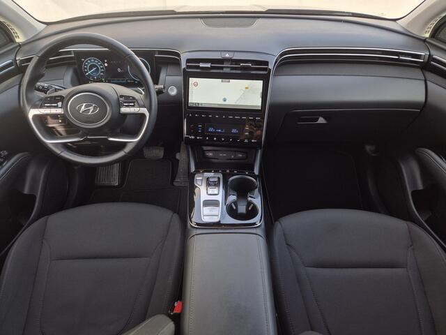 Hyundai TUCSON 1.6 T-GDI PHEV Comfort 4WD Automaat / Dealer onderhouden / Fabrieksgarantie tot 09-2027 / All Season banden / EAER bereik 62 km bereik stad 74 km / Trekgewicht 1350 kg / Stuur- & Stoel verwarming / Adaptief cruise control /
