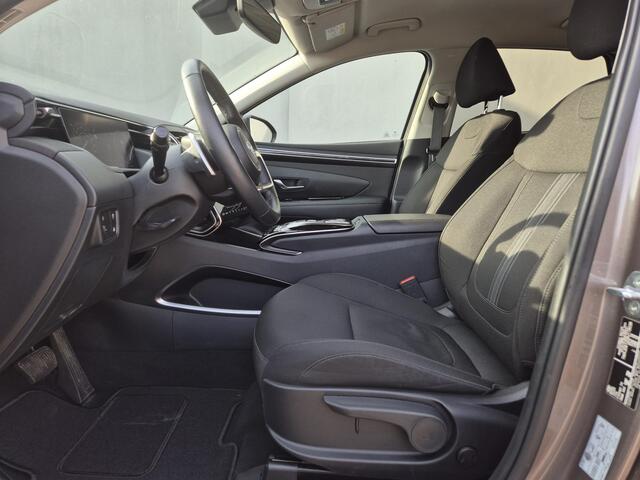 Hyundai TUCSON 1.6 T-GDI PHEV Comfort 4WD Automaat / Dealer onderhouden / Fabrieksgarantie tot 09-2027 / All Season banden / EAER bereik 62 km bereik stad 74 km / Trekgewicht 1350 kg / Stuur- & Stoel verwarming / Adaptief cruise control /