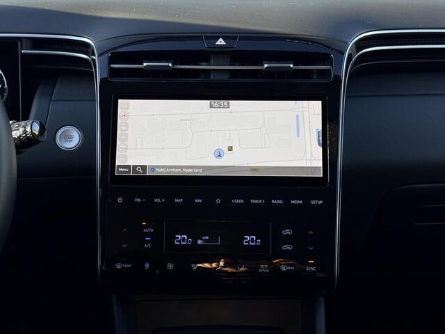 Hyundai TUCSON 1.6 T-GDI MHEV Comfort / Trekhaak 1650 KG / Stoelverwarming / Navigatie / Achteruitrijcamera / Parkeersensoren Voor + Achter / NL Auto / Fabrieksgarantie 3-2027 /
