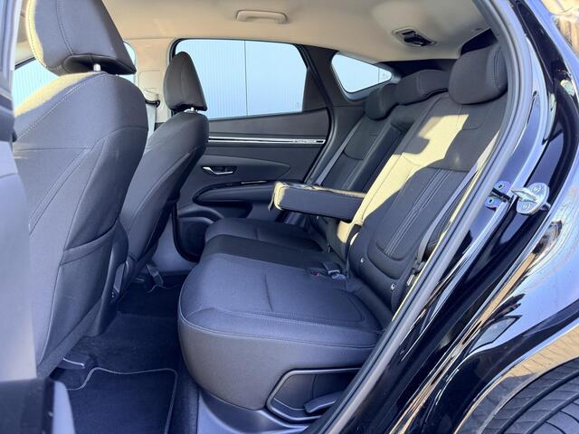 Hyundai TUCSON 1.6 T-GDI MHEV Comfort / Trekhaak 1650 KG / Stoelverwarming / Navigatie / Achteruitrijcamera / Parkeersensoren Voor + Achter / NL Auto / Fabrieksgarantie 3-2027 /