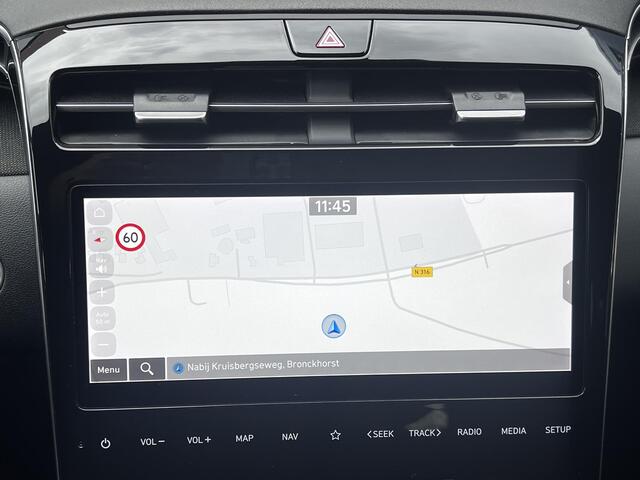 Hyundai TUCSON 1.6 T-GDI HEV Comfort Smart Automaat / Dealer onderhouden / Afneembare trekhaak 1.650 kg / Elektrische klep / Adaptieve CC / Stuur- & stoelverwarming / Navigatie / Camera / Apple Carplay Android / 19" LM + all season banden /