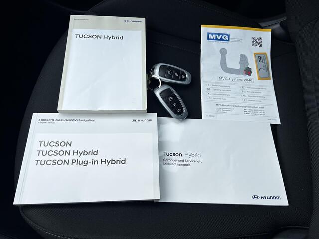 Hyundai TUCSON 1.6 T-GDI HEV Comfort Smart Automaat / Dealer onderhouden / Afneembare trekhaak 1.650 kg / Elektrische klep / Adaptieve CC / Stuur- & stoelverwarming / Navigatie / Camera / Apple Carplay Android / 19" LM + all season banden /