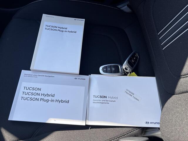 Hyundai TUCSON 1.6 T-GDI HEV 230pk Comfort Smart automaat / Fabrieksgarantie tot 07-2029 / 1650kg Trekgewicht / Dealer onderhouden / 1e eigenaar / Navigatie / Adaptieve CC / Stuur- en stoelverwarming / 19" LM + All Season banden /