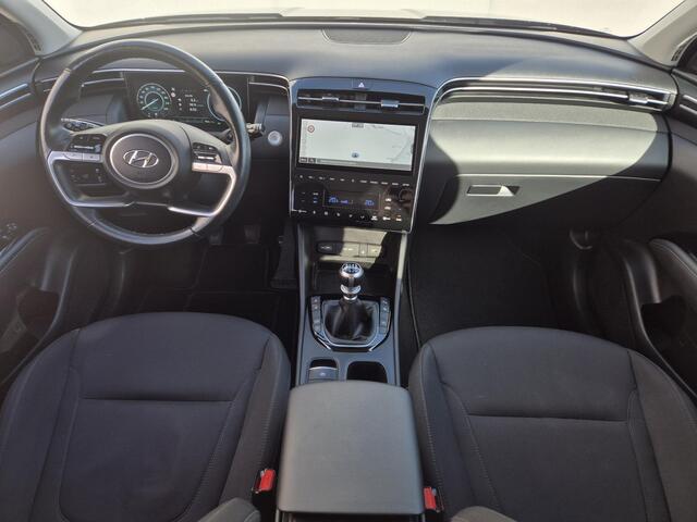 Hyundai TUCSON 1.6 T-GDI MHEV Comfort Smart Handgeschakeld / Fabrieksgarantie tot 01-2027 / Dealer onderhouden / Elektrische klep / Stuur- en stoelverwarming / Apple Carplay Android / Navigatie / Trekgewicht 1.650 kg / Achteruitrijcamera / Draadloze telefoon lader / Cru