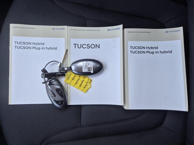 Hyundai TUCSON 1.6 T-GDI PHEV Premium / Facelift Model / Head Up Display / Trekgewicht 1210 kg / Elektrische achterklep / Stuur- & Stoelverwarming / Achteruitrijcamera / Adaptief cruise control / EAER bereik 68 km bereik stad 87 km / Draadloze telefoon lader / Keyless 