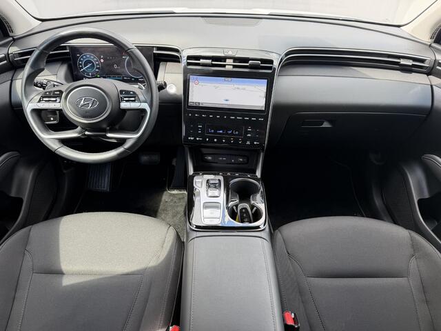 Hyundai TUCSON 1.6 T-GDI PHEV Comfort Smart 4WD / Fabrieksgarantie tot 1-2028 / Volledig Onderhouden / Navigatie / Camera / PDC / DAB / Dodehoek Detectie / All Season Banden / Stoelverwarming /