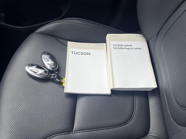 Hyundai TUCSON 1.6 T-GDI PHEV Premium Sky 4WD / Fabrieksgarantie tot 09-2029 / Panorama schuifdak / Navigatie / Stoelventilatie / Elektrische stoelen & klep / Stuur-, stoel- & achterbankverwarming / Apple Carplay Android / 19" LM & All Season banden /
