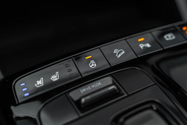 Hyundai TUCSON 1.6 T-GDI HEV N Line Sky | Trekhaak | Panoramadak | 360 Graden Camera | Keyless Entry | Elektrische Achterklep | Stoelverwarming | Stoelventilatie | Elektrisch Verstelbare Stoelen | Navigatie | Lichtmetalen Velgen 19 inch