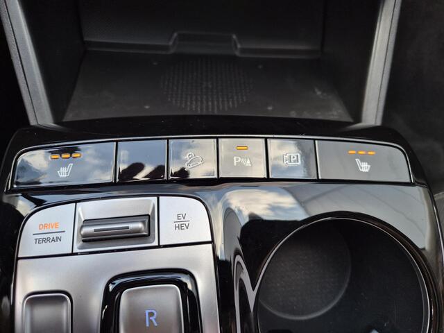 Hyundai TUCSON 1.6 T-GDI PHEV Comfort 4WD / Trekhaak afneembaar / Apple Carplay Android Auto / Stoelverwarming / Trekgewicht 1350 kg / Achteruitrijcamera / Draadloze telefoon lader / Keyless Entry/Start / Cruise control / Parkeersensoren voor en achter /