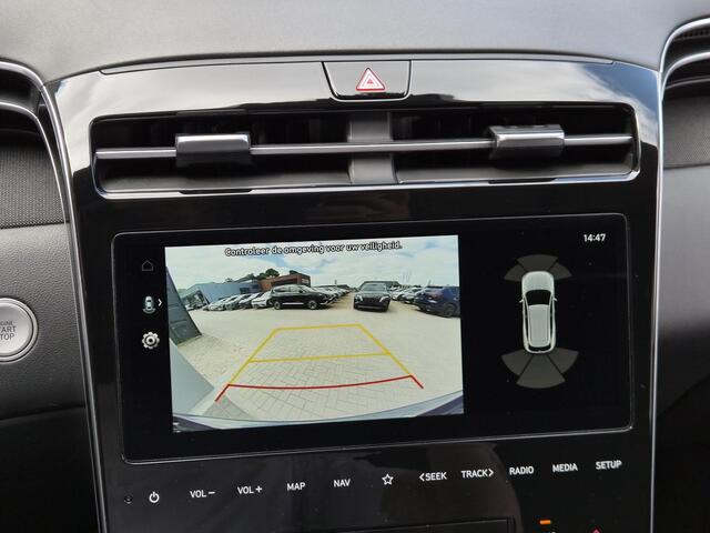 Hyundai TUCSON 1.6 T-GDI PHEV Comfort Smart Sky 4WD / Fabrieksgarantie tot 02-2029 / Dealer onderhouden / Glazen schuif- en kanteldak / Stuur- & Stoelverwarming / Trekgewicht 1350 kg / Achteruitrijcamera / Apple Carplay Android Auto / Adaptief cruise control /