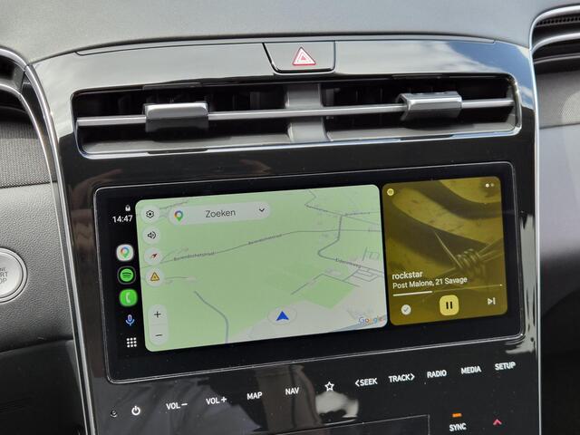 Hyundai TUCSON 1.6 T-GDI PHEV Comfort Smart Sky 4WD / Fabrieksgarantie tot 02-2029 / Dealer onderhouden / Glazen schuif- en kanteldak / Stuur- & Stoelverwarming / Trekgewicht 1350 kg / Achteruitrijcamera / Apple Carplay Android Auto / Adaptief cruise control /