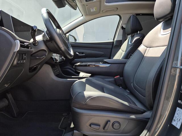 Hyundai TUCSON 1.6 T-GDI HEV Premium Sky / Facelift / Fabrieksgarantie tot 03-2030 / Dealer onderhouden / Trekgewicht 1260 kg / Elektrische achterklep / Head Up Display / Glazen schuif- en kanteldak / Stuur- Stoel & Achterbank verwarming / Rondomzicht camera / Stoelvent