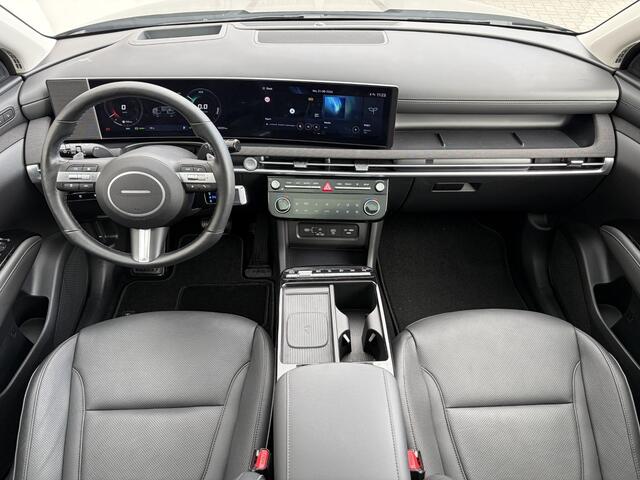 Hyundai TUCSON 1.6 T-GDI PHEV Premium Sky 4WD / Accu SoH 100 % / Fabrieksgarantie tot 10-2029 / Panorama schuifdak / Dealer Onderhouden / HUD / Apple Carplay Android Auto / Camera / Elektr. stoelen & klep / Stoelventilatie / Stuur-, stoel- en achterbankverwarming / Stoelverkoeling / 19" LM wielen & All Season banden /