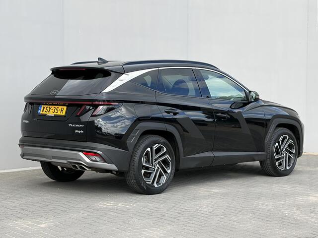 Hyundai TUCSON 1.6 T-GDI PHEV Premium Sky 4WD / Accu SoH 100 % / Fabrieksgarantie tot 10-2029 / Panorama schuifdak / Dealer Onderhouden / HUD / Apple Carplay Android Auto / Camera / Elektr. stoelen & klep / Stoelventilatie / Stuur-, stoel- en achterbankverwarming / Stoelverkoeling / 19" LM wielen & All Season banden /