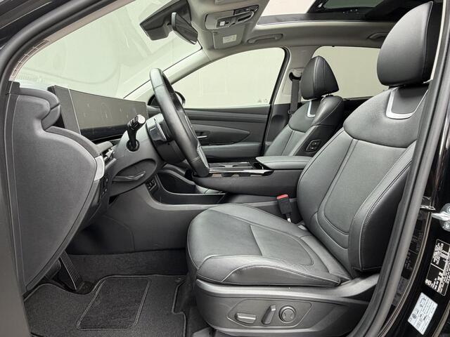 Hyundai TUCSON 1.6 T-GDI PHEV Premium Sky 4WD / Accu SoH 100 % / Fabrieksgarantie tot 10-2029 / Panorama schuifdak / Dealer Onderhouden / HUD / Apple Carplay Android Auto / Camera / Elektr. stoelen & klep / Stoelventilatie / Stuur-, stoel- en achterbankverwarming / Stoelverkoeling / 19" LM wielen & All Season banden /