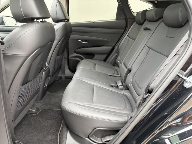 Hyundai TUCSON 1.6 T-GDI PHEV Premium Sky 4WD / Accu SoH 100 % / Fabrieksgarantie tot 10-2029 / Panorama schuifdak / Dealer Onderhouden / HUD / Apple Carplay Android Auto / Camera / Elektr. stoelen & klep / Stoelventilatie / Stuur-, stoel- en achterbankverwarming / Stoelverkoeling / 19" LM wielen & All Season banden /