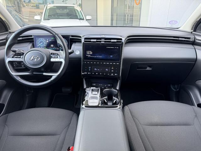 Hyundai TUCSON 1.6 T-GDI HEV Comfort / 1e Eigenaar / NL Auto / Trekhaak 1650 KG / All Seasonbanden / Adaptive Cruise Control / Climate Control / Stoelverwarming / Achteruitrijcamera / Fabrieksgarantie t/m 01-2028 /